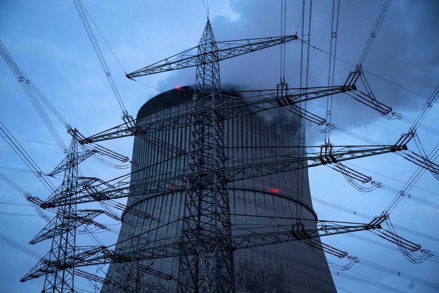 ARCHIV - 04.04.2023, Niedersachsen, Lingen: Strommasten vor dem Kernkraftwerk Emsland. Am Samstag werden in Deutschland die letzten drei Atomkraftwerke abgeschaltet. Hat das Folgen f