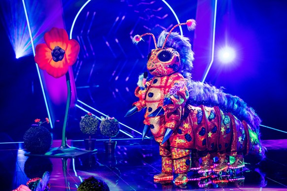 30.10.2021, Nordrhein-Westfalen, Köln: Die Figur &quot;Die Raupe&quot; steht in der Prosieben-Show &quot;The Masked Singer&quot; auf der Bühne. Foto: Rolf Vennenbernd/dpa +++ dpa-Bildfunk +++