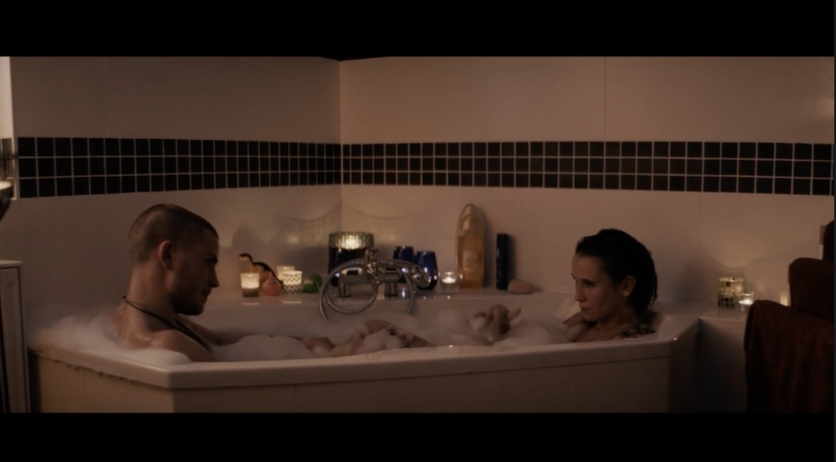 Filmszene in der Badewanne: Stehfest mit seiner Freundin
