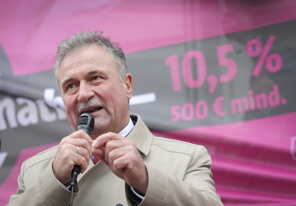 16.11.2023, Mecklenburg-Vorpommern, Schwerin: Claus Weselsky, Vorsitzender der Gewerkschaft Deutscher Lokomotivführer (GDL), spricht auf der Abschlusskundgebung vor der Staatskanzlei. Die Gewerkschaft ...