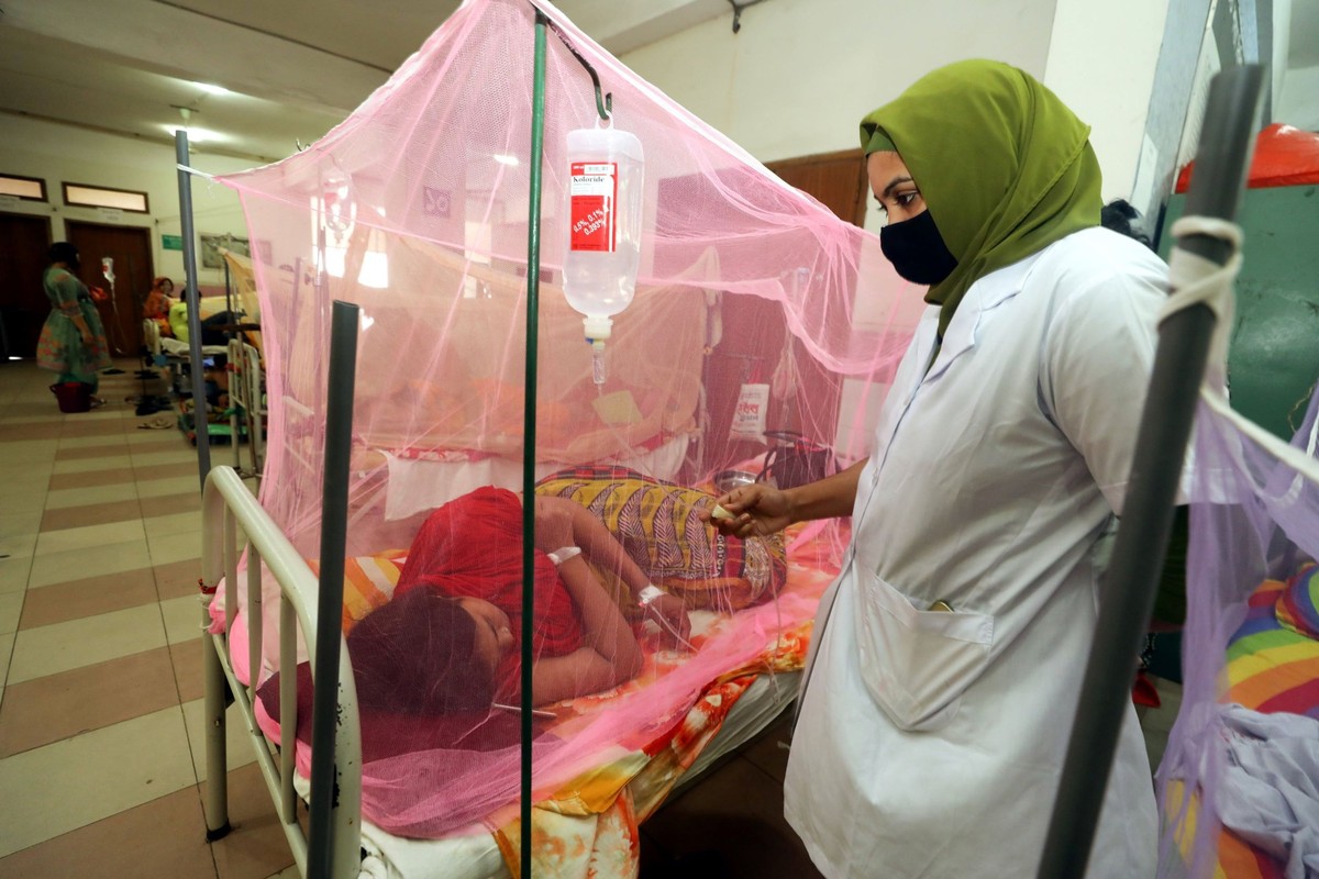 Dengue fever hospital in Dhaka October 04, 2022 Dhaka, Bangladesh: Patients infected with Dengue fever, are treated in a special area for patients with dengue disease transmitted by mosquito-borne at  ...