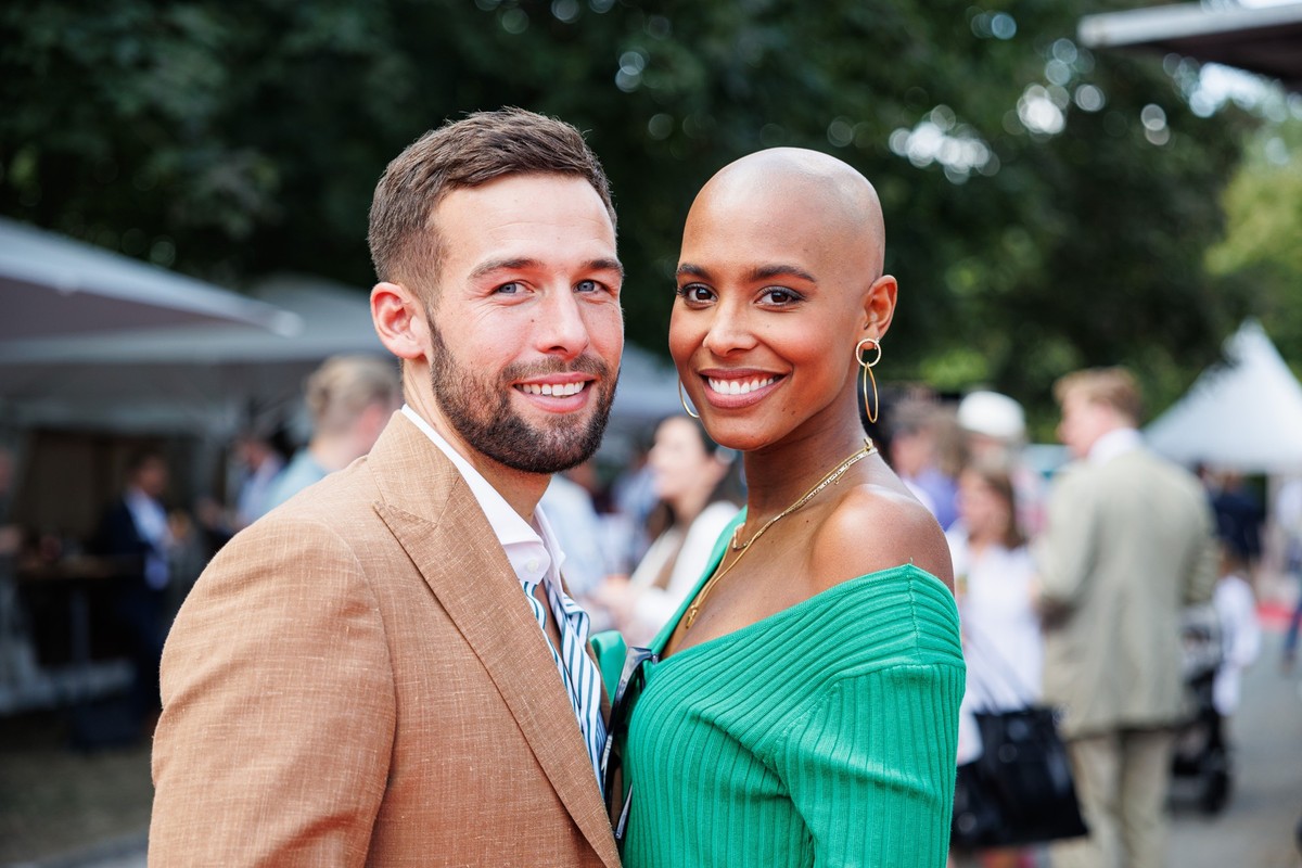 ARCHIV - 21.08.2022, Niedersachsen, Langenhagen: Unternehmer Jan Hoffmann (l) und Sharon Battiste, Bachelorette 2022 aus der RTL-Sendung &quot;Die Bachelorette&quot;, stehen während dem Audi Ascot Ren ...