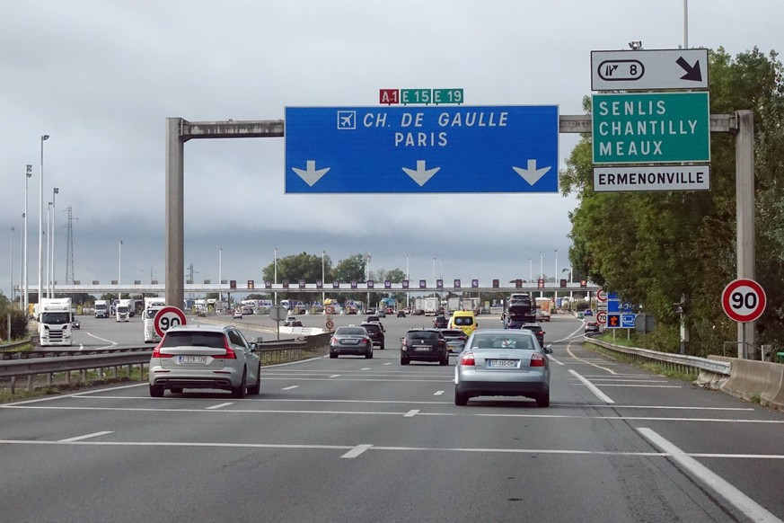 29.09.2023, Ermenonville, Oise, FRA - PKW auf der A1 fahren auf eine Mautstelle zu. A1, Abgabe, Alltag, aussen, Aussenaufnahme, Autobahn, Autobahnmaut, Automobile, Autoroute du Nord, Autos, Autoverkeh ...