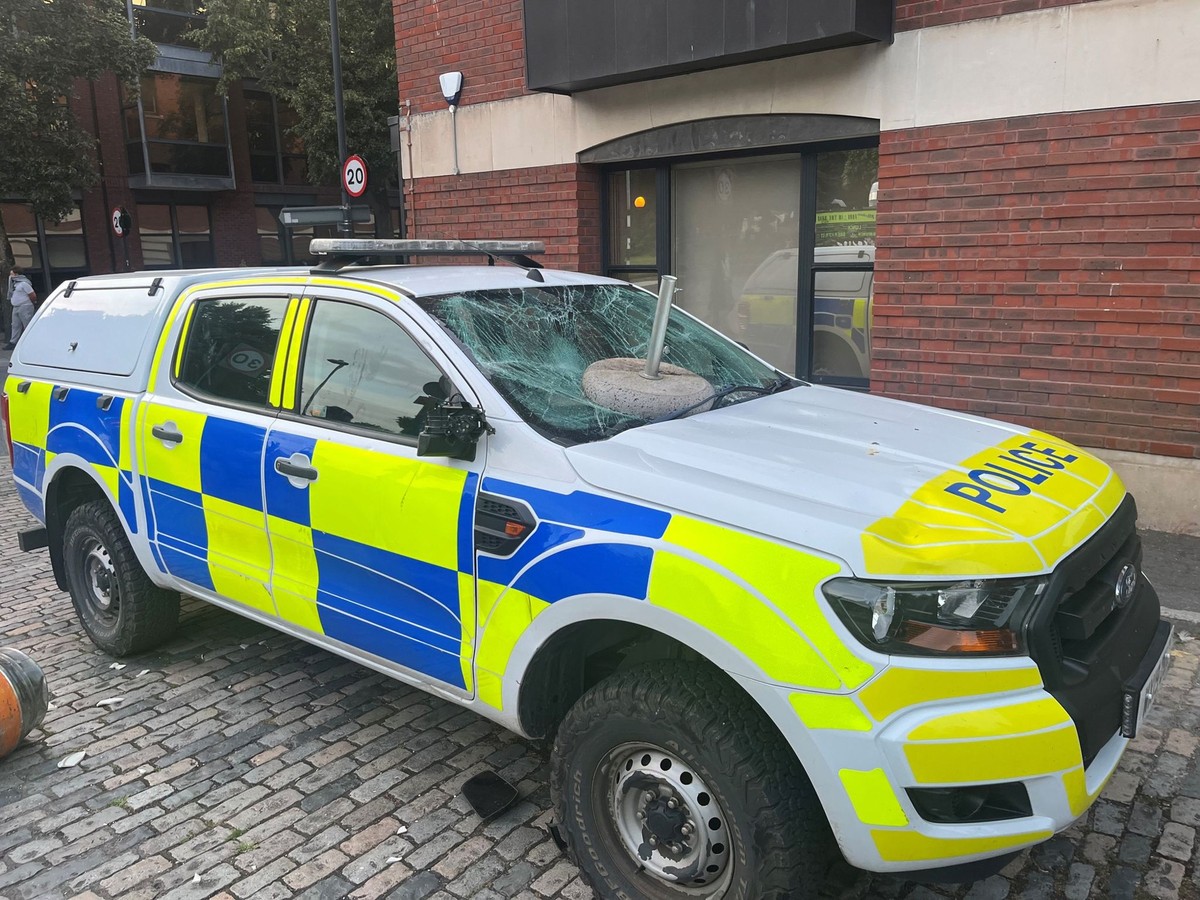 03.08.2024, Großbritannien, Bristol: Ein zerstörtes Polizeifahrzeug steht in Bristol. Es wurde während einer Demonstration beschädigt, ausgelöst durch die Messerangriffe am Montag, 29.07.2024 in South ...