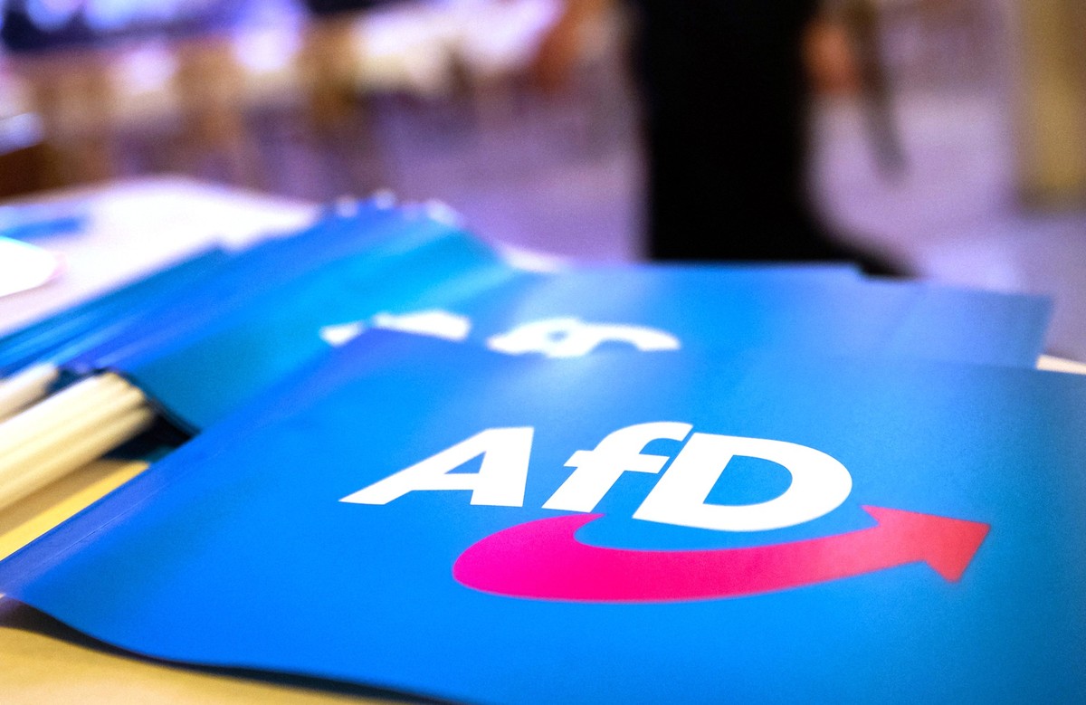 ARCHIV - 24.11.2018, Bayern, Greding: Fähnchen mit dem Logo der AfD liegen beim Landesparteitag der AfD Bayern auf einem Tisch. (zu dpa &quot;Gericht: Verfassungsschutz darf AfD in Bayern als Partei b ...