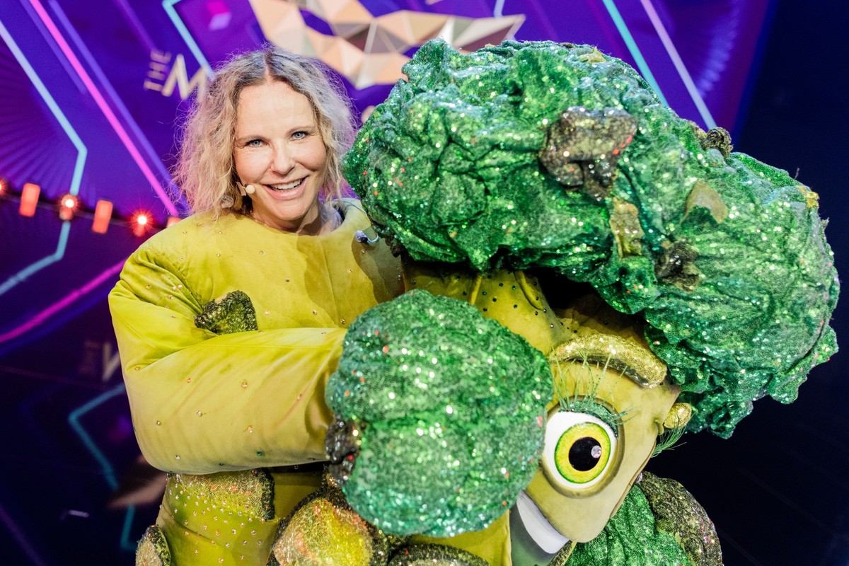 02.10.2022, Nordrhein-Westfalen, K�ln: Katja Burkard, Moderatorin, steht als Figur �Der Brokkoli� in der Prosieben-Show �The Masked Singer� auf der B�hne. Foto: Rolf Vennenbernd/dpa +++ dpa-Bildfunk + ...