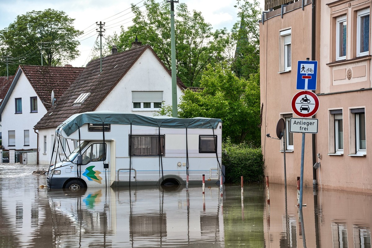 G�nzburg, Bavaria, Germany - June 2, 2024: Flood area in G�nzburg in Bavaria, southern Germany. Roads and houses flooded by high water. Cars are partially under water *** Hochwassergebiet in G�nzburg  ...