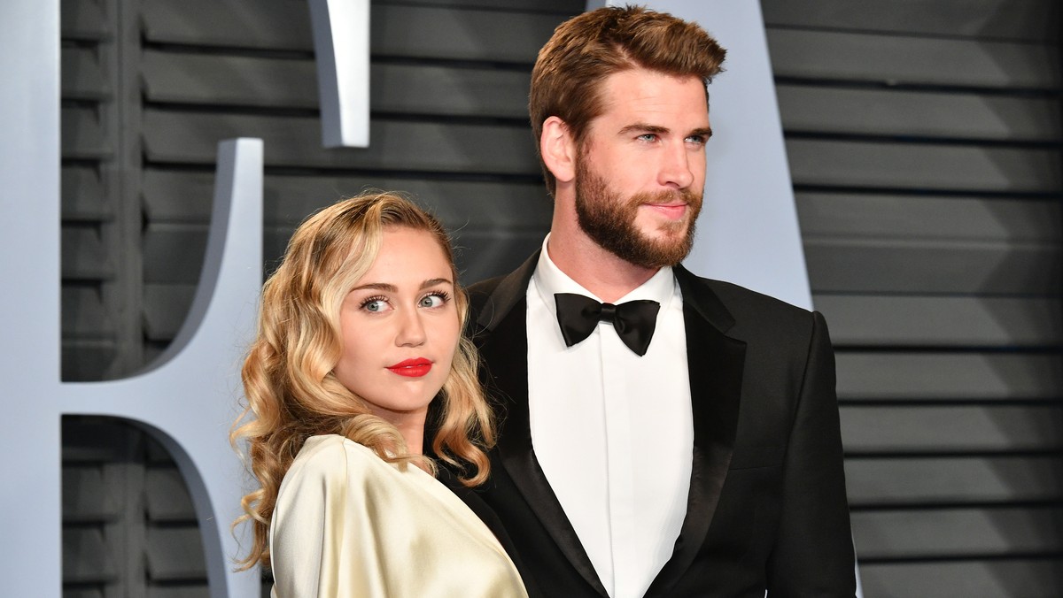 BEVERLY HILLS, CA - MARCH 04: Miley Cyrus (L) and Liam Hemsworth attend the 2018 Vanity Fair Oscar Party hosted by Radhika Jones at Wallis Annenberg Center for the Performing Arts on March 4, 2018 in  ...