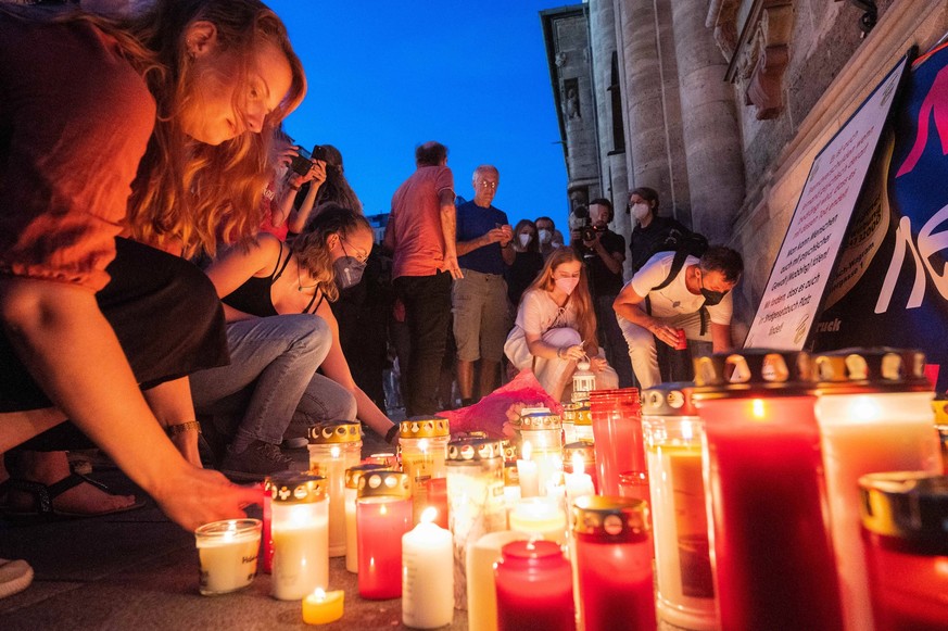 20220801 Initative YesWeCare - Trauerkundgebung fuer oberoesterreichische Aerztin Lisa-Maria Kellermayr WIEN, OESTERREICH - 1. AUGUST: Initative YesWeCare - Trauerkundgebung fuer oberoesterreichische  ...