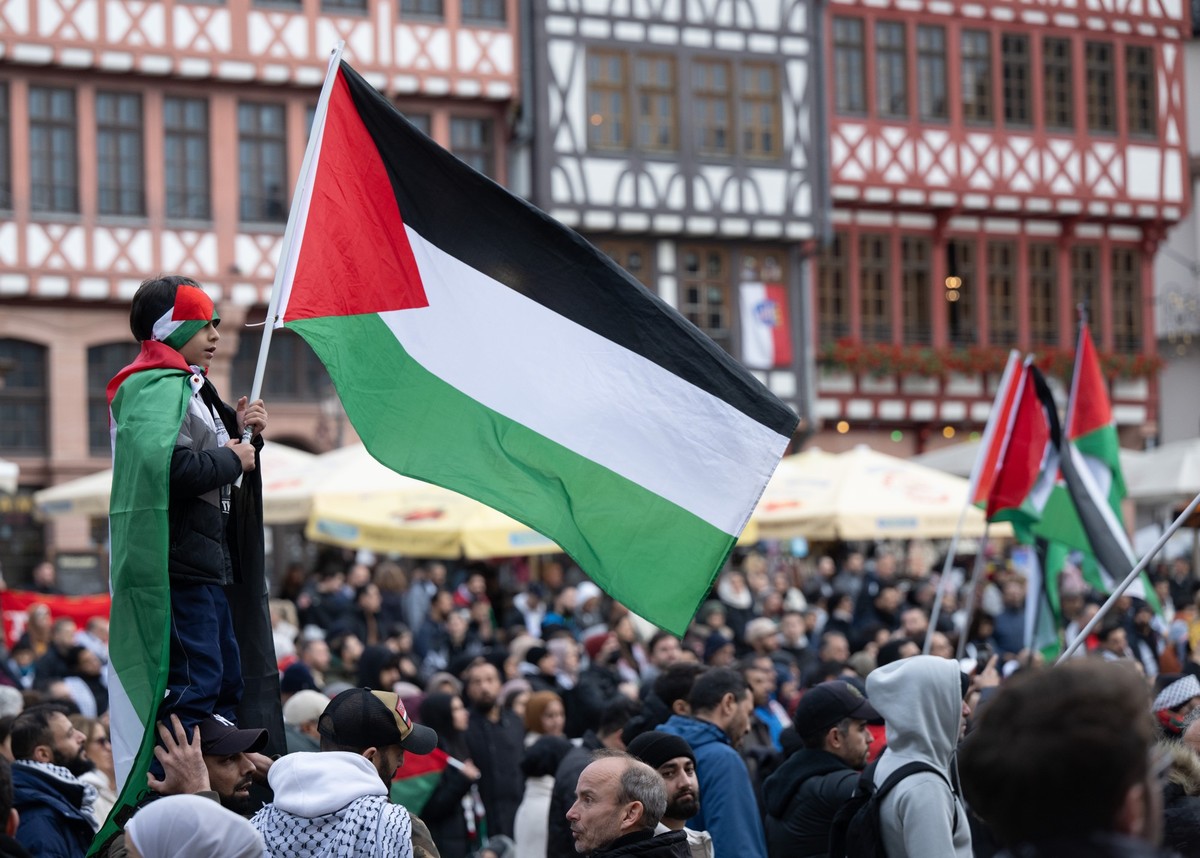12.11.2023, Hessen, Frankfurt/Main: Ein Junge mit einer Flagge der Palästinensischen Gebiete bei einer Pro-Palästina Demonstration auf dem Römer in Frankfurt. Die Kundgebung findet unter dem Motto «Fr ...