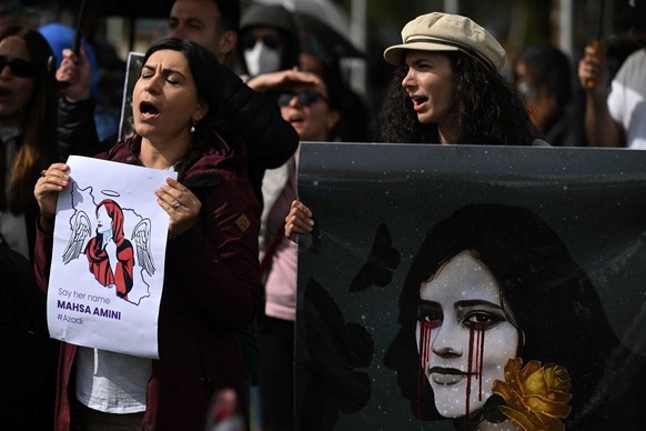 Im Iran sind in der Nacht zu Dienstag erneut zahlreiche Demonstranten nach dem Tod einer jungen Frau in Polizeigewahrsam auf die Straße gegangen.