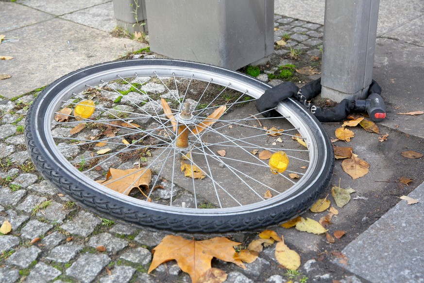 Symbolbild Fahrraddiebstahl, nur das Hinterrad eines Fahrrads liegt am 14.11.2017 angeschlossen an einem Pfosten in Berlin. Berlin Germany *** Bicycle theft only the rear wheel of a bicycle lies on 14 ...