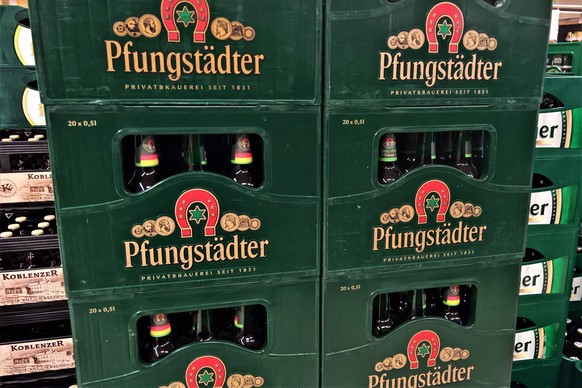 Pfungstaedter Bier im Supermarkt. Die Pfungstaedter Brauerei GmbH stammt aus Suedhessen, am Rand des Odenwalds, mit ueber 190-jaehriger Tradition *** Pfungstaedter beer in the supermarket Pfungstaedte ...
