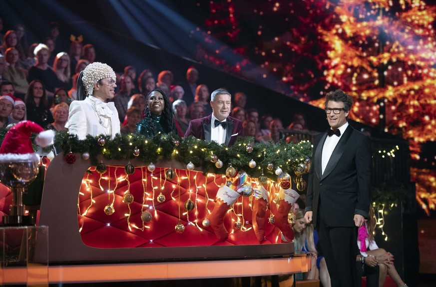 Janin Ullmann und Zsolt Sándor Cseke tanzen Rumba zu Merry Christmas Darling.

Die Verwendung des sendungsbezogenen Materials ist nur mit dem Hinweis und Verlinkung auf RTL+ gestattet.