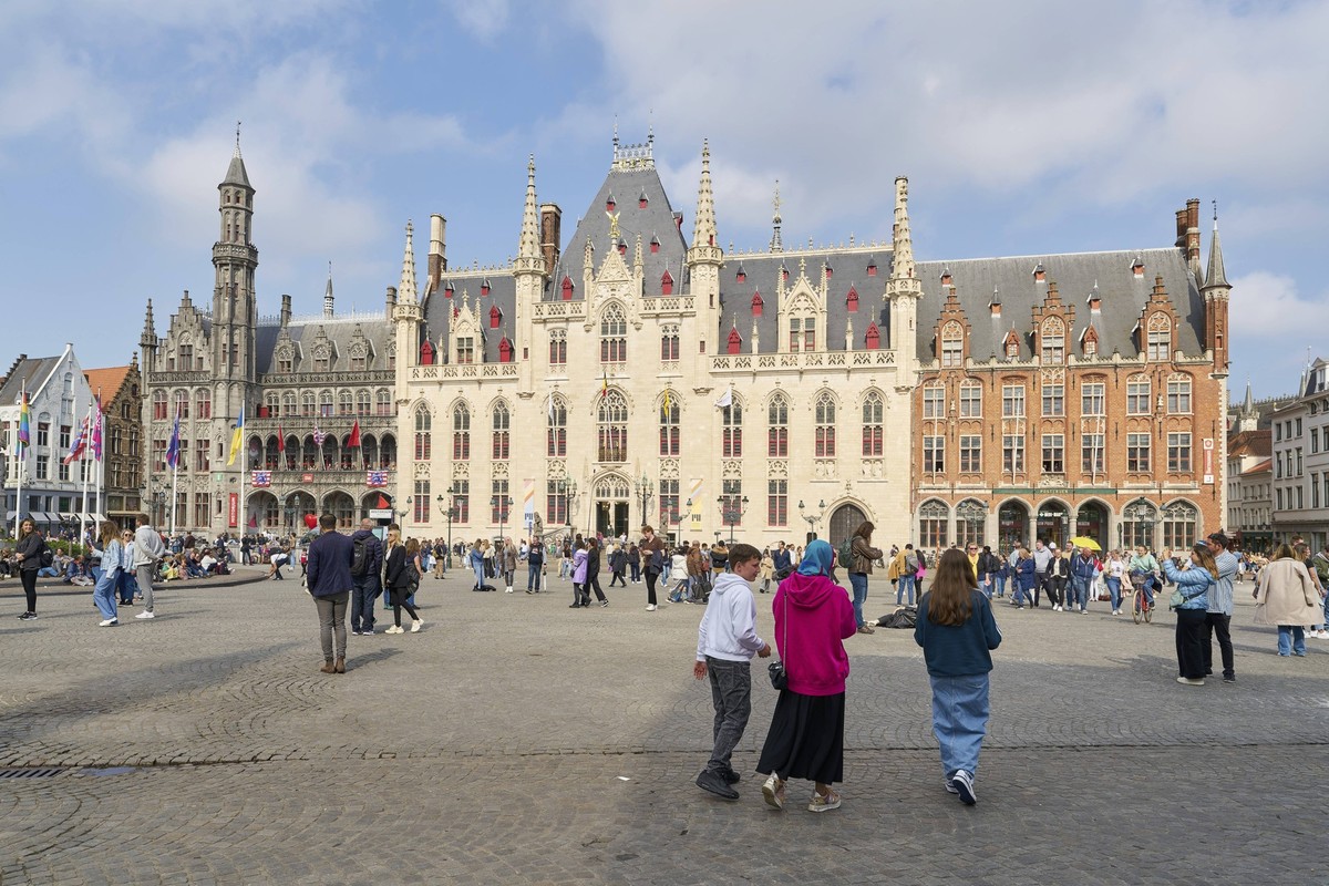 Touristen auf dem Marktplatz, grote Markt, in Brügge Tourists on the market square, Grote Markt, in Bruges Copyright: imageBROKER/HEIKOxKUEVERLING ibxiqx13097346.jpg Bitte beachten Sie die gesetzliche ...