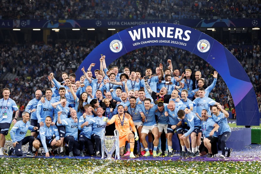 Die Spieler von Manchester City feiern den Gewinn der Champions League und damit das Triple aus Meisterschaft, Pokal und der Königsklasse.