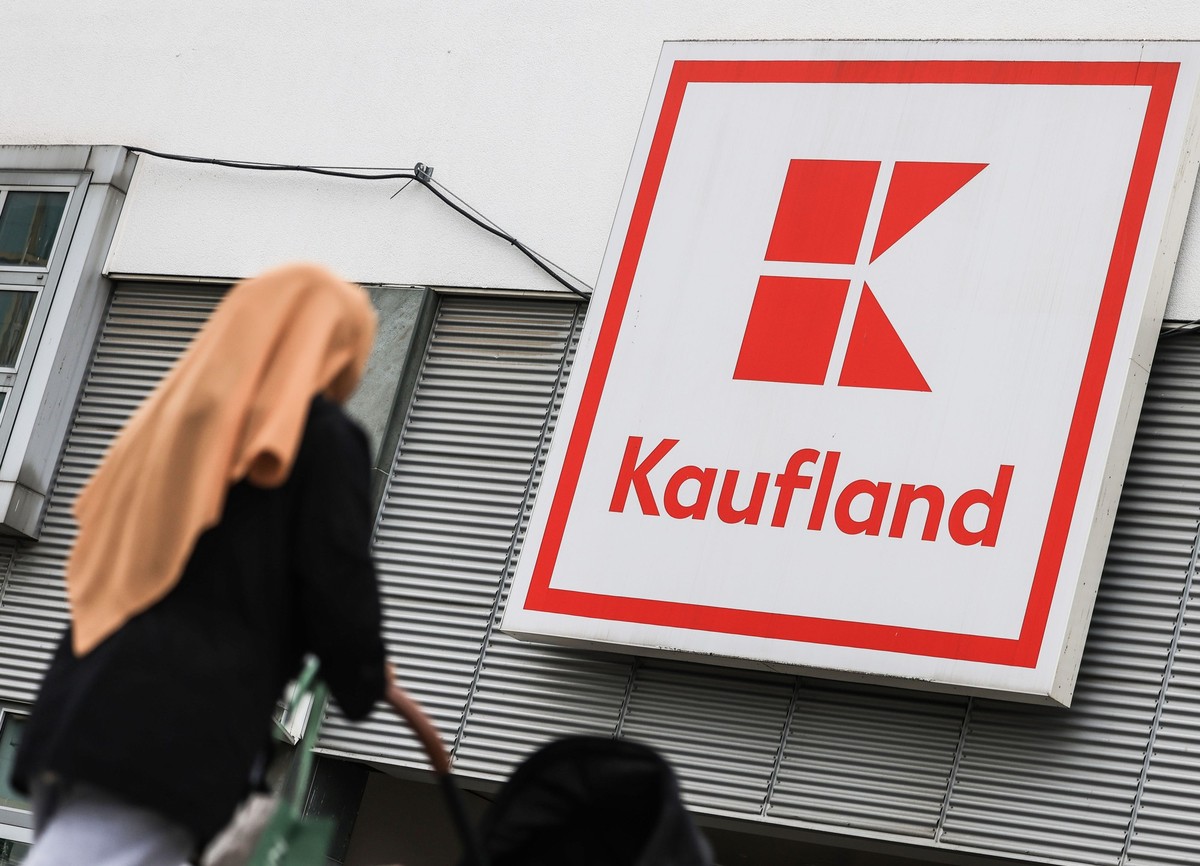 27.03.2024, Nordrhein-Westfalen, K�ln: Das Logo von Kaufland h�ngt vor einer Filiale in K�ln-Ehrenfeld. Der Lebensmitteleinzelh�ndler Kaufland �bernimmt Real-Filialen. Foto: Oliver Berg/dpa +++ dpa-Bi ...