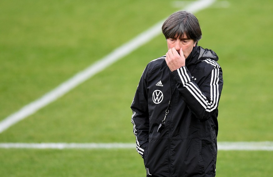 Joachim Löw, Loew, schaut Spielern beim Training zu. Am Dienstag hat der Deutsche Fußballbund (DFB) bekannt gegeben, dass der Bundestrainer seine Tätigkeit auf eigenem Wunsch nach der Europameistersch ...