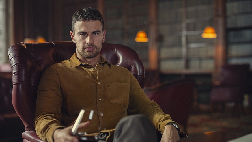 Theo James taucht in "The Gentlemen" in die britische Gangster-Welt ein.