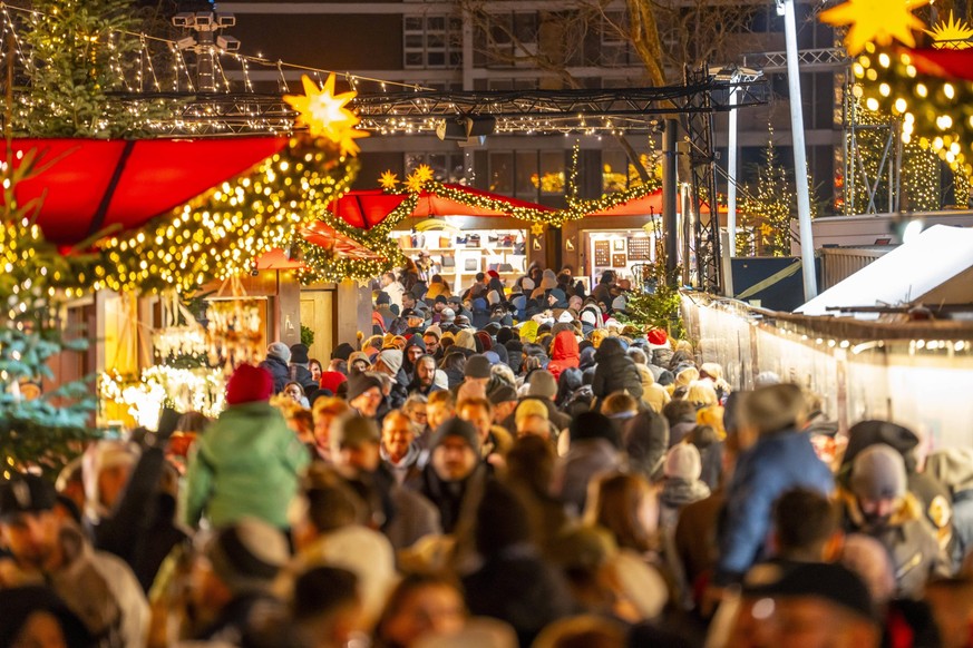 Weihnachtsmarkt auf dem Roncalli Platz am Dom, in der Innenstadt von K