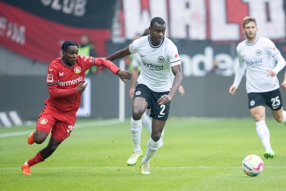 Eintracht Frankfurt - Bayer 04 Leverkusen, 1. FBL Jeremie Frimpong Leverkusen, 30 wird von Evan Ndicka Eintracht Frankfurt, 2 abgedrängt. Bundesligaspiel zwischen Eintracht Frankfurt und Bayer 04 Leve ...