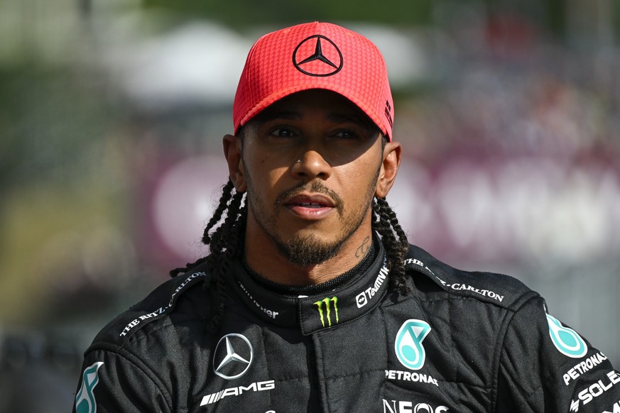 ARCHIV - 22.07.2023, Ungarn, Mogyorod: Motorsport: Formel-1-Weltmeisterschaft, Grand Prix von Ungarn, Qualifying: Lewis Hamilton aus Großbritannien von Mercedes-AMG Petronas nach seinem ersten Platz i ...