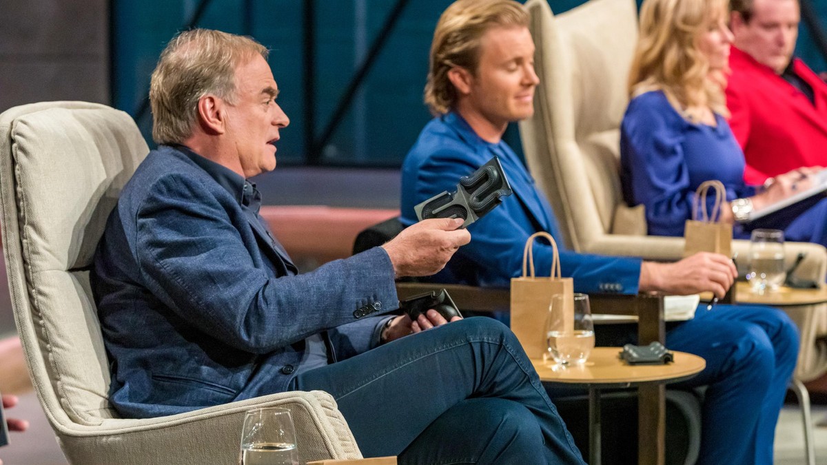 Die _Löwen" Dr. Georg Kofler (vorne), Nico Rosberg, Dagmar Wöhrl und Ralf Dümmel nehmen das Tool für permanente Beach Waves von "Wavewinder" genau unter die Lupe.
Die Verwendung des se ...