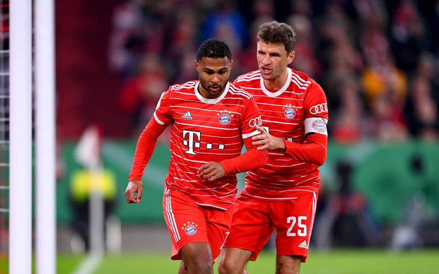 Fussball DFB Pokal Viertelfinale 2022/2023 04.04.2023 FC Bayern Muenchen - SC Freiburg Serge Gnabry li. mit Thomas Mueller re, FC Bayern Muenchen *** Football DFB Cup Quarterfinal 2022 2023 04 04 2023 ...