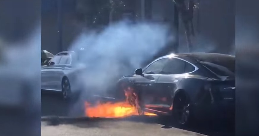 Ihr wolltet immer mal einen Tesla in Flammen aufgehen sehen? Bittesehr!