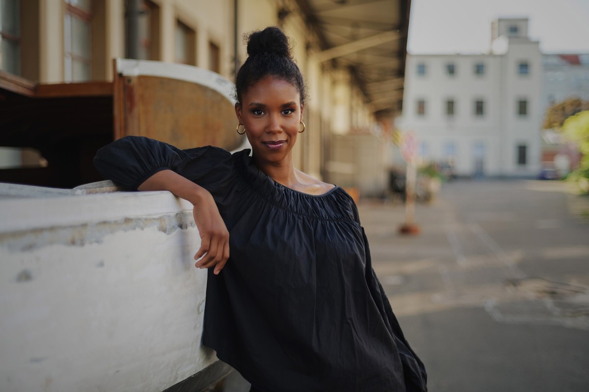 Die Autorin Josepine Apraku spricht in ihrem neuen Buch "Kluft und Liebe" darüber, wie soziale Ungleichheiten Beziehungen belasten.