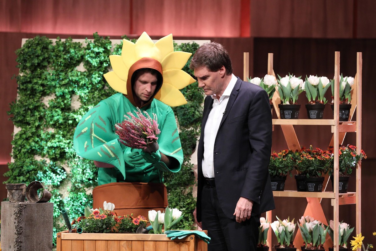 Antonia und Alexander Cox (Foto) aus Straelen pr�sentieren mit &quot;Pottburri&quot; einen Pflanzentopf aus Sonnenblumenschalen zum eingraben. Investor Carsten Maschmeyer (r.) nimmt das Produkt genau  ...