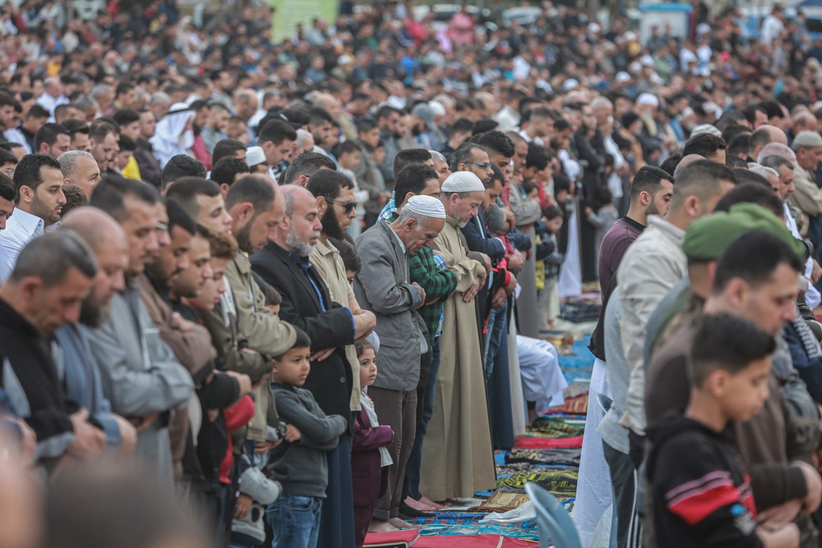 02.05.2022, Pal�stinensische Autonomiegebiete, Gaza Stadt: Gl�ubige Muslime versammeln sich w�hrend der Feierlichkeiten am ersten Tag des Eid al-Fitr auf dem Al-Saraya-Platz und verrichten ein Gebet. ...