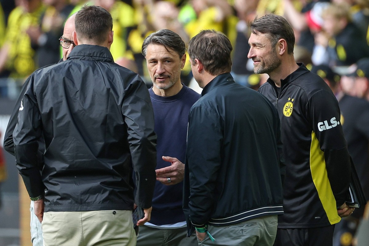 1. Bundesliga - Borussia Dortmund - Holstein Kiel am 17.05.2024 im Signal Iduna Park in Dortmund Trainer Niko Kovac Dortmund und Co Trainer Robert Kovac Dortmund im Gespr