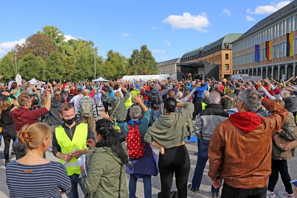 Karlsruhe: Corona-Proteste gegen die Maßnahmen der Bundesregierung. Organisiert wurden die Proteste von der Initiative Querdenken 721 Karlsruhe *** Karlsruhe Corona Protests against the measures of th ...