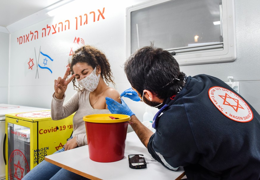 Neidvoller Blick nach Israel: Diese junge Frau wurde schon Mitte Februar in einem mobilen Impf-Bus geimpft. .