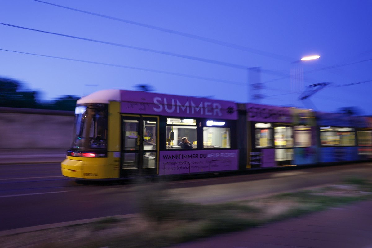 11.07.2022, Berlin: Eine Tram mit der Aufschrift "Summer" f�hrt am fr�hen Morgen �ber die Bernauer Stra�e. Foto: Joerg Carstensen/dpa +++ dpa-Bildfunk +++