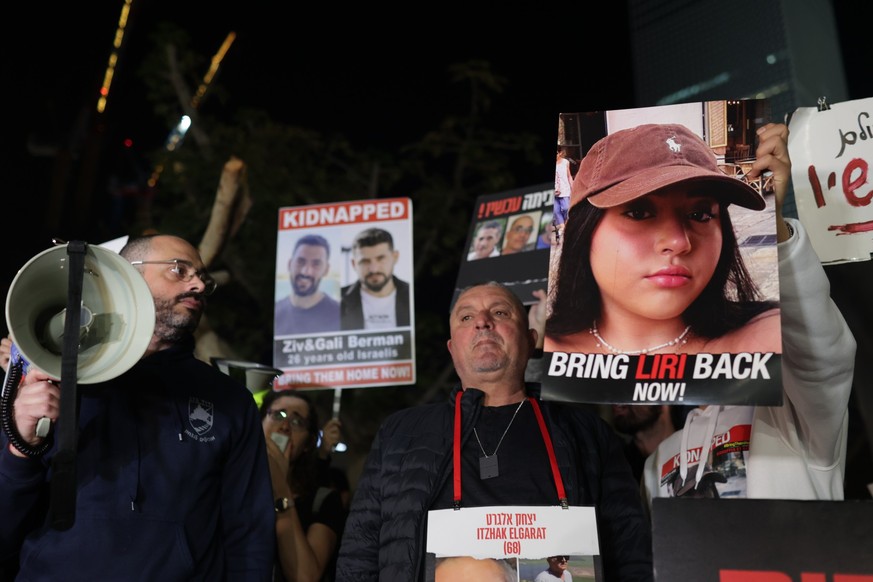 15.12.2023, Israel, Tel Aviv: Israelis nehmen an einem Protest teil, nachdem das israelische Milit