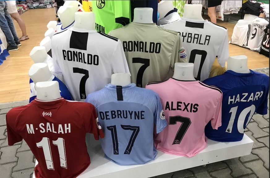 Das Juve-Trikot von CR7 dürfte zum neuen Hit bei Verkäufern wie Igor werden.