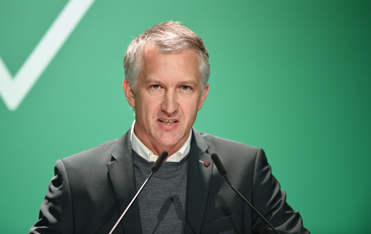 ARCHIV - 19.11.2023, Bremen: Fu�ball: Bundesliga, Mitgliederversammlung des SV Werder Bremen: Frank Baumann, Gesch�ftsf�hrer Fu�ball von Werder Bremen, berichtet den Mitgliedern. Baumann wird am Samst ...