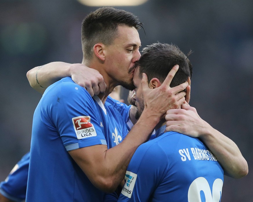 Torschuetze Sandro Wagner (Darmstadt) kuesst hier Marcel Heller (SV Darmstadt 98) nach dem 0-1, v.l.

Scorer Sandro Wagner Darmstadt kisses here Marcel Heller SV Darmstadt 98 After the 0 1 v l