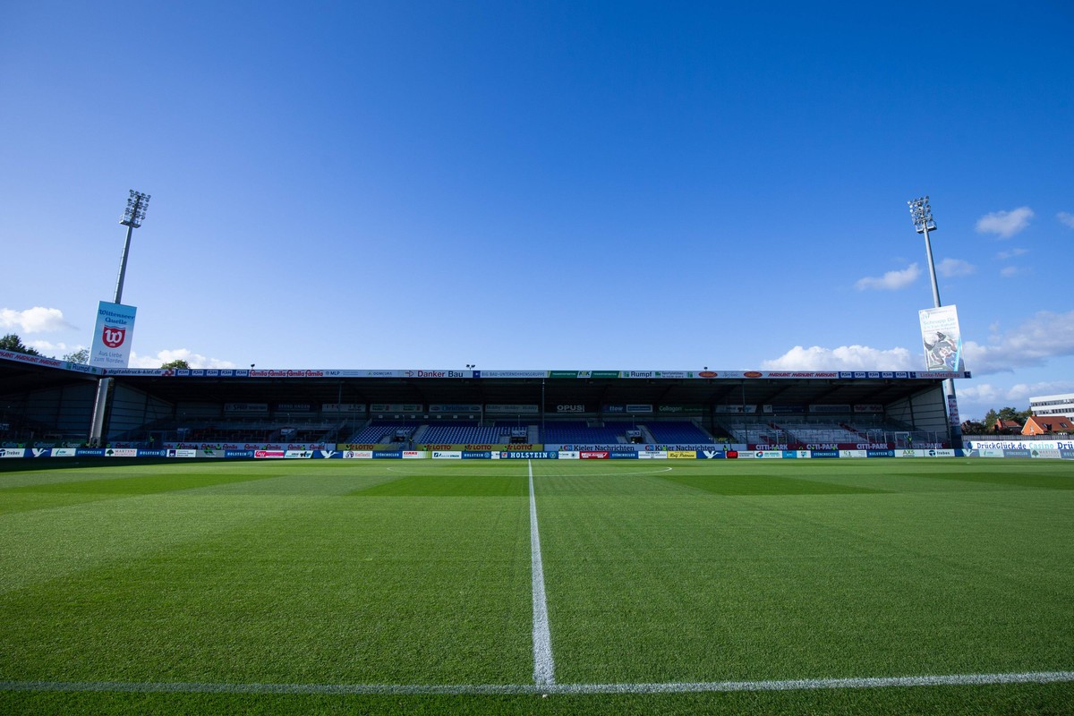 28.09.2018, xkvx, Fussball 2. Bundesliga, Holstein Kiel - SV Darmstadt 98 emoline, emspor, v.l. Stadion / Innenansicht / Ansicht / Rasen / Tribuene (DFL/DFB REGULATIONS PROHIBIT ANY USE OF PHOTOGRAPHS ...