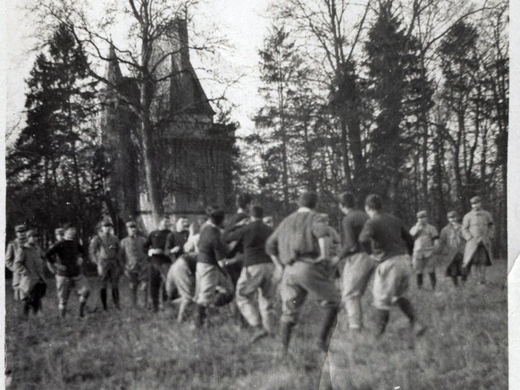 Soldaten beim Fußball im ersten Weltkrieg.