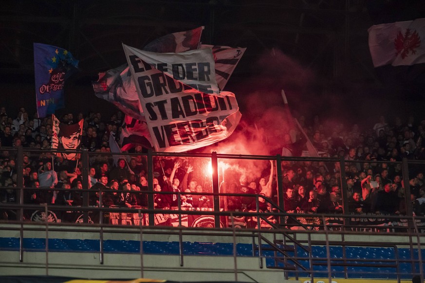 14.03.2019, xkvx, Fussball Europa League 1/8 Finale, Inter Mailand - Eintracht Frankfurt emspor, v.l. Eintracht Frankfurt Fans / Pyro / Pyrotechnik / Feuer (DFL/DFB REGULATIONS PROHIBIT ANY USE OF PHO ...