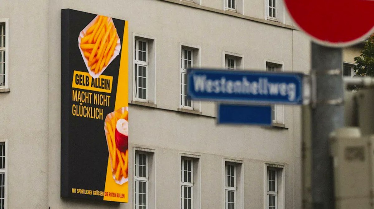 Pommes-Plakat in der Dortmunder Innenstadt.