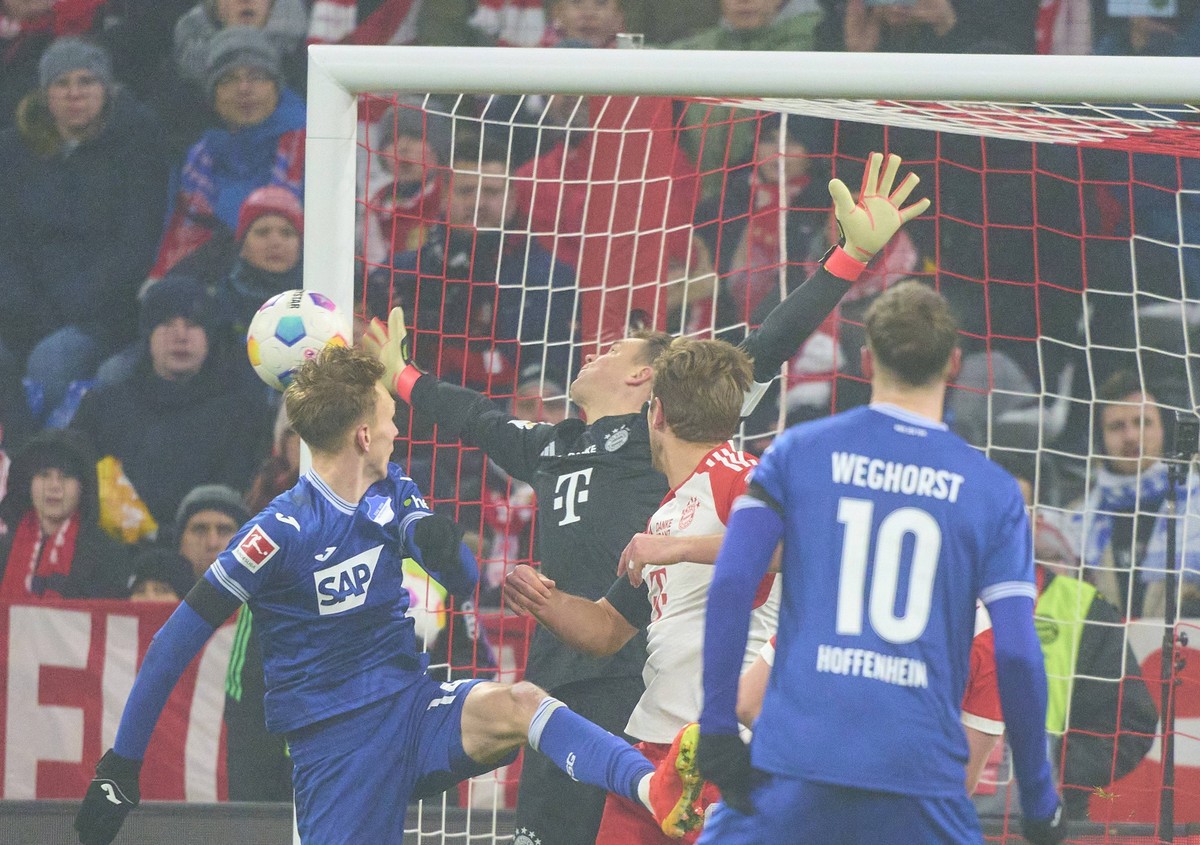 Manuel NEUER, goalkeeper FCB 1 defend header of Maximilian Beier, Hoff 14 in the match FC BAYERN MUENCHEN - TSG 1899 HOFFENHEIM on Jan 12, 2024 in Munich, Germany. Season 2023/2024, 1.Bundesliga, FCB, ...