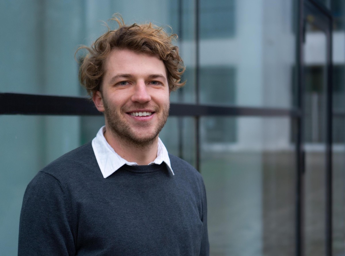 Linus Weiß trägt mit seinem Job als Photovoltaik-Referent dazu bei, die Energiewende voranzutreiben.