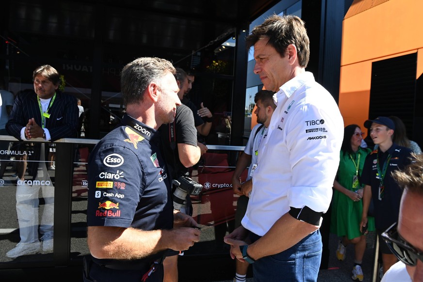 Formula 1 2022: Italian GP AUTODROMO NAZIONALE MONZA, ITALY - SEPTEMBER 11: Christian Horner, Team Principal, Red Bull Racing, and Toto Wolff, Team Principal and CEO, Mercedes AMG during the Italian G ...