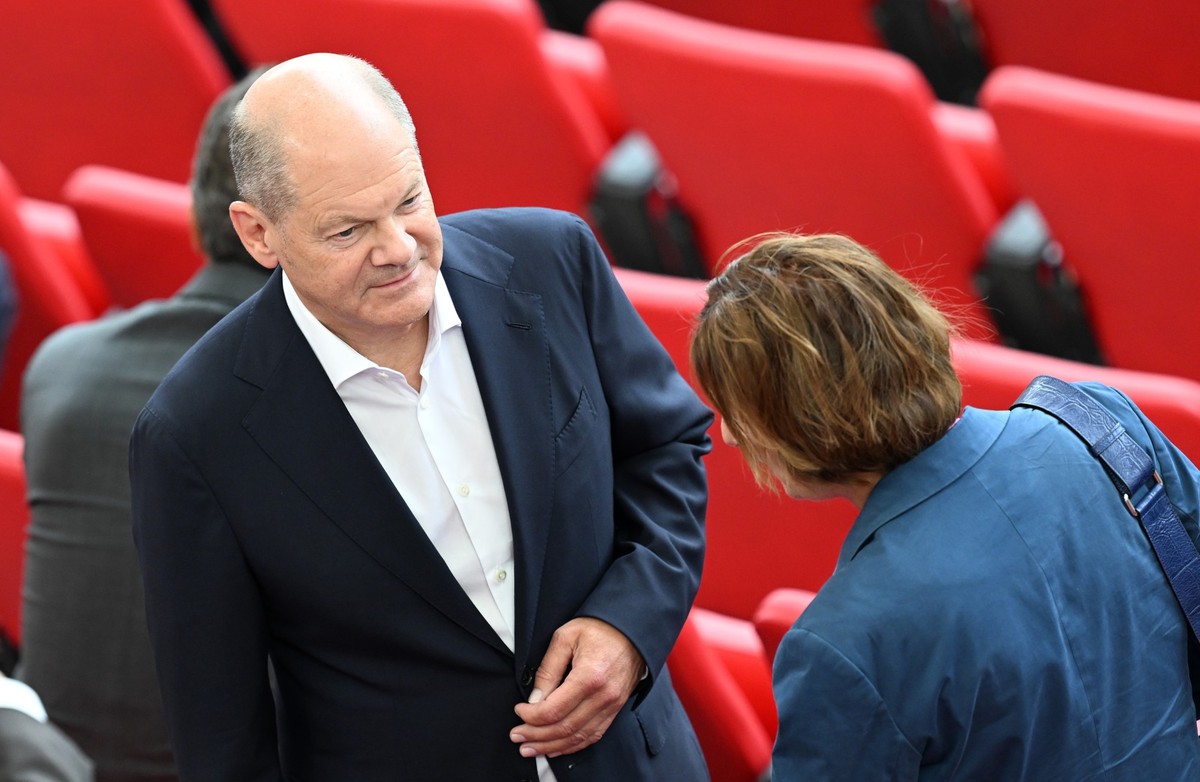 05.07.2024, Baden-W�rttemberg, Stuttgart: Fu�ball, UEFA Euro 2024, EM, Spanien - Deutschland, Finalrunde, Viertelfinale, Stuttgart Arena, Blick in die Arena. Bundeskanzler Olaf Scholz (SPD) und seine  ...