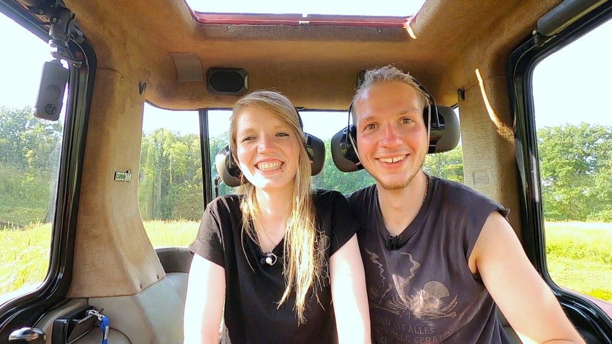 Folge 4: Öko-Bauer Christoph (27) aus Niedersachsen und Lisa (28, Studentin aus Ostwestfalen) kommen sich auf dem Trecker näher.

+++ Die Verwendung des sendungsbezogenen Materials ist nur mit dem Hin ...