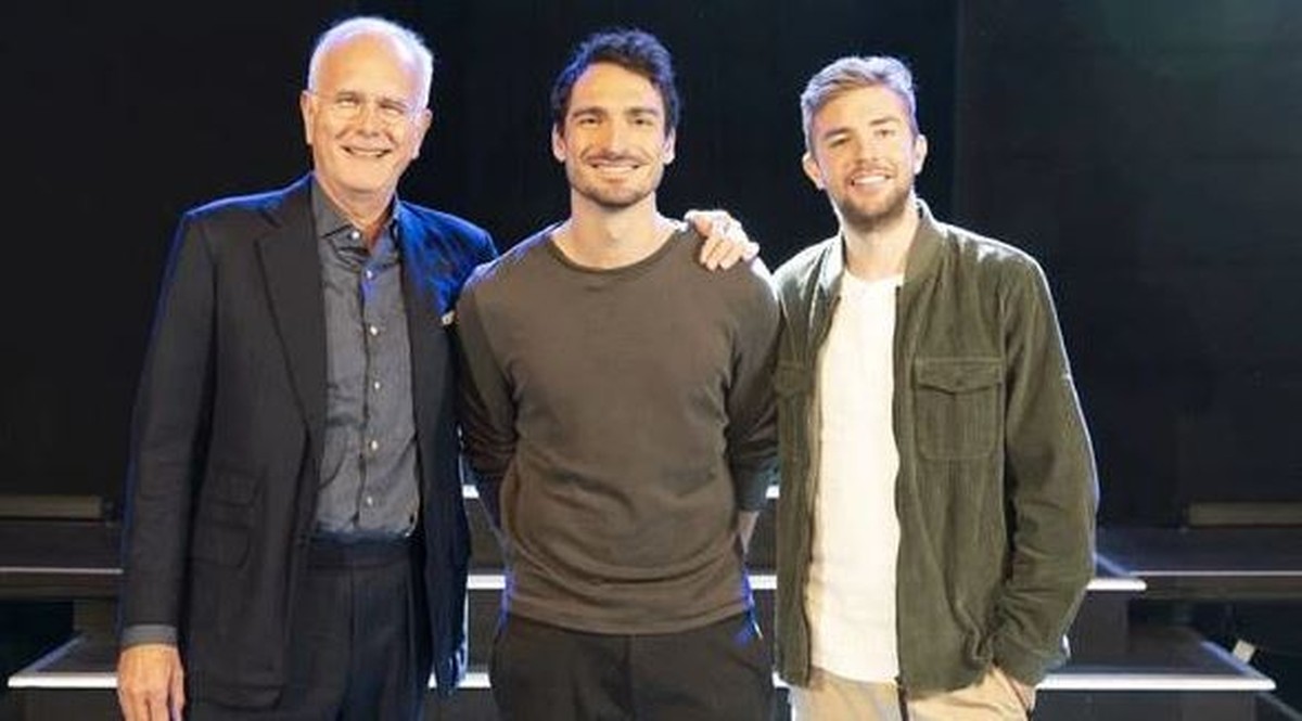 Harald Schmidt, Mats Hummels und Christoph Kramer treten zunächst zusammen bei "One Mic Stand" auf.